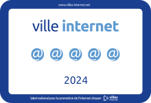 Panneau du label Ville internet représentant les 5 arobases obtenus en 2023 par la Ville de La Madeleine